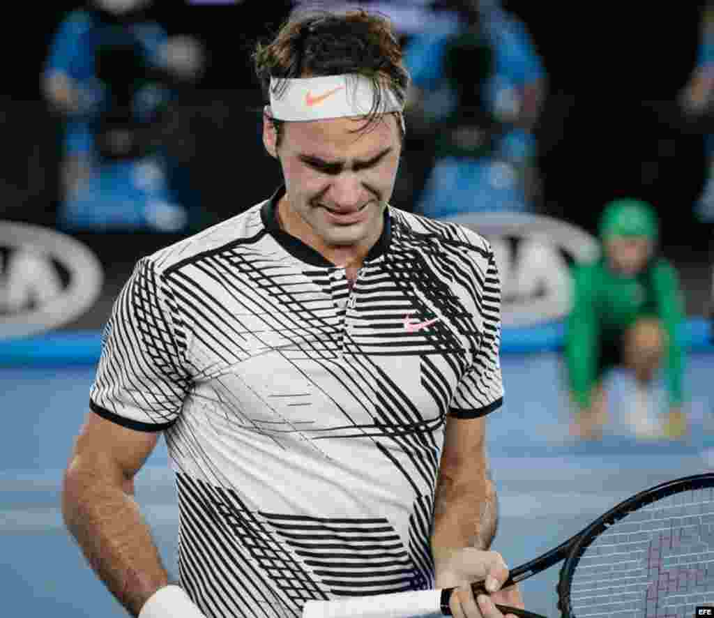 El tenista suizo Roger Federer llora tras vencer en el partido final del Australian Open al español Rafael Nadal. Federer ha ganado 18 Grand Slam, mientras Nadal y el estadounidense Pete Sampras (retirado) suman 14 cada uno.