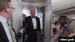 El presidente Donald Trump a bordo del Air Force One, el 31 de enero de 2025. 