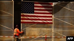 Un obrero de la construcción en una obra en el distrito de Manhattan, en Nueva York. (Charly Triballeau/AFP)