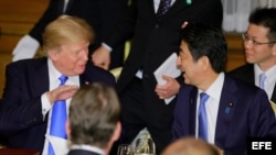 Trump conversa con el primer ministro nipón, Shinzo Abe, durante la cena de gala celebrada en el Palacio Akasaka en Tokio.