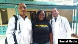Los médicos cubanos secuestrados en Kenya, Assel Herrera (izq) y Landy Rodríguez (der.), al centro una persona sin identificar. (Facebook).