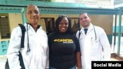 Los médicos cubanos secuestrados en Kenia, Assel Herrera (izq) y Landy Rodríguez (der.), al centro una persona sin identificar. (Facebook).