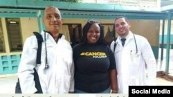 Los médicos cubanos secuestrados en Kenia, Assel Herrera (izq) y Landy Rodríguez (der.). Al centro una persona sin identificar. (Facebook)