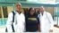 Los médicos cubanos secuestrados en Kenia, Assel Herrera (izq) y Landy Rodríguez (der.). Al centro una persona sin identificar. (Facebook)