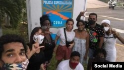 Artistas independientes del Movimiento San Isidro protestan por la detención del rapero Maykel Castillo “El Osorbo”.