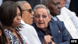 El presidente de Estados Unidos, Barack Obama (c), y su esposa, Michelle (i), junto al gobernante de Cuba, Raúl Castro (d), en el estadio Latinoamericano.