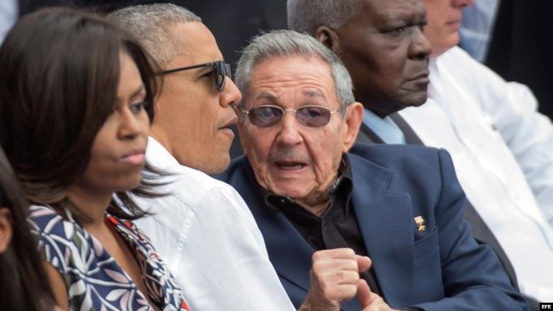 El presidente de Estados Unidos, Barack Obama (c), y su esposa, Michelle (i), junto al gobernante de Cuba, Raúl Castro (d), en el estadio Latinoamericano.
