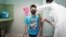 Cristian Artimbau, de 14 años, recibe una dosis de la vacuna Soberana 02 durante sus ensayos clínicos en un hospital en medio de preocupaciones sobre la propagación de la enfermedad del coronavirus. 