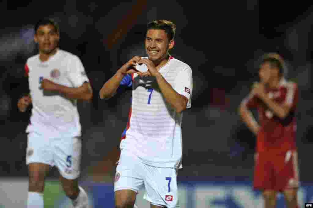 El jugador de Costa Rica David Ramírez (c) celebra una anotación en contra de Cuba hoy, martes 26 de febrero de 2013, durante el partido de cuartos de final de la eliminatoria de la Concacaf para el Mundial Sub'20 de Turquía en el Estadio Universitario de