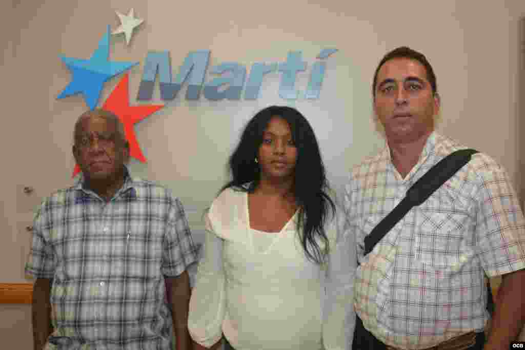 Los opositores Ramón Jiménez, Damaris Moya y José Borges durante su visita a Martinoticias este 8 de octubre. 