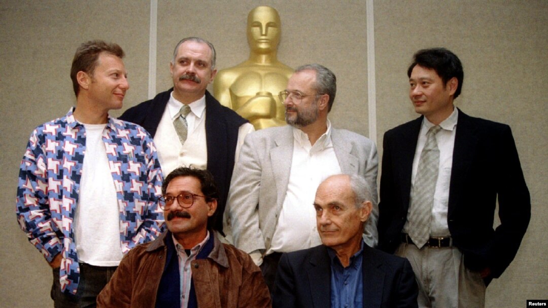 En la foto Tabío sentado a la izquierda junto a Gutiérrez Alea y otros directores nominados al Oscar (Milcho Manchevski, Nikita Mikhalkov, Gerard Corbiau y Ang Lee.