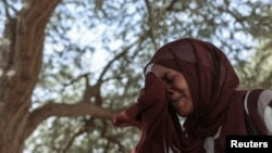 Mona Mohamed, una refugiada sudanesa que huyó de Al-Fashir, durante una entrevista con Reuters en el campamento de refugiados de Iridimi en el este de Chad.