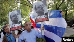 Miembros de la UDI demandan justicia para el fallecido senador Jaime Guzmán frente a la embajada de Cuba en Chile.