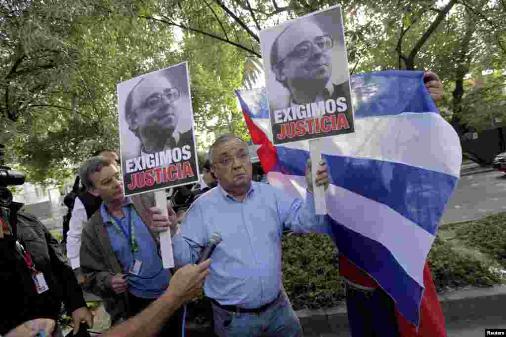 Miembros de la UDI demandan justicia para el fallecido senador Jaime Guzmán frente a la embajada de Cuba en Chile.