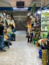 Mercado popular de alimentos en Caracas con pocos compradores en los pasillos. (OCB) 