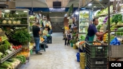 Mercado popular de alimentos en Caracas con pocos compradores en los pasillos. (OCB) 
