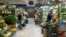 Mercado popular de alimentos en Caracas con pocos compradores en los pasillos. (OCB) 