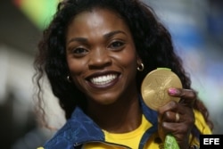 La atleta colombiana Caterine Ibarguen celebra con su medalla de oro hoy, lunes 15 de agosto de 2016, durante la ceremonia de premiación del triple salto de las pruebas de atletismo de los Juegos Olímpicos Río 2016, en el estadio Estadio Olímpico de Río d