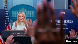 La vocera de la Casa Blanca, Karoline Leavitt, habla ante los medios este 25 de marzo de 2026. (REUTERS/Kylie Cooper)