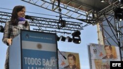 Fotografía cedida por la Presidencia de Argentina que muestra a la mandataria, Cristina Fernández, al saludar a la multitud congregada hoy, viernes 20 de junio de 2014, en la ciudad de Rosario (Argentina), para celebrar el Día de la Bandera.