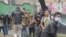 Encapuchados y policías chocan tras marcha por 43 estudiantes desaparecidos en México.