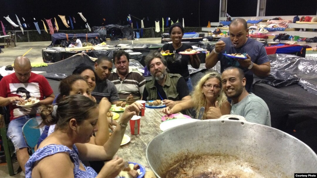 Geandy Pavón en Costa Rica, al centro de la imagen, junto a cubanos migrantes en la nochebuena pasada.