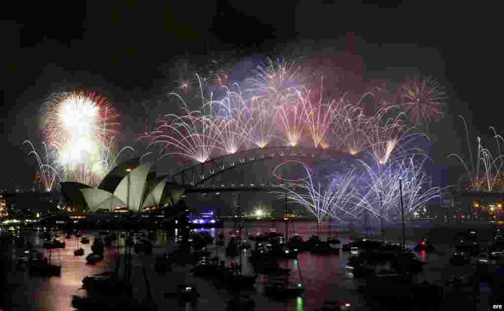 El espectáculo de fuegos artificales ilumina la Opera de Sidney