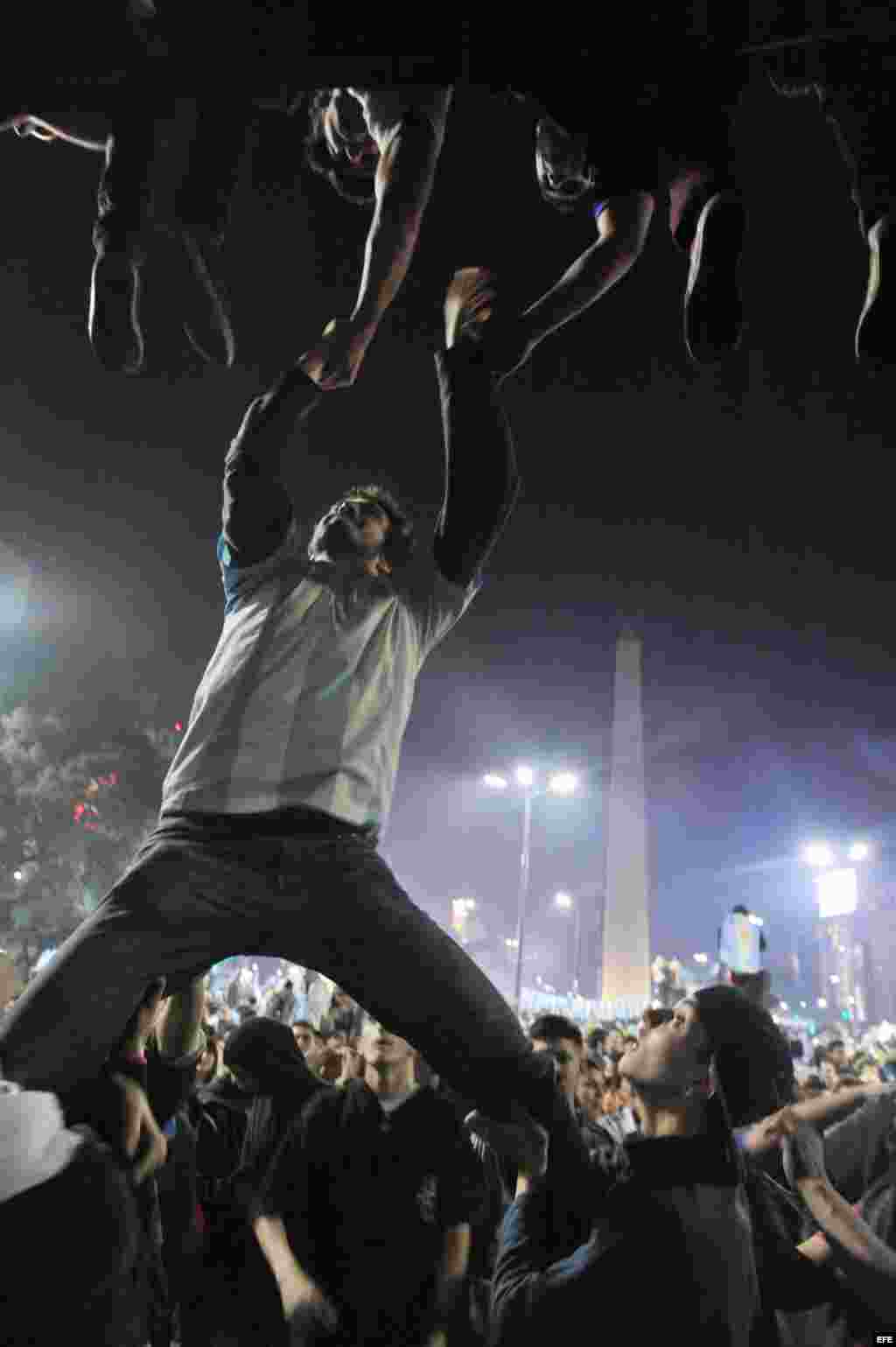 AFICIONADOS ARGENTINOS LAMENTAN DERROTA EN MUNDIAL DE BRASIL