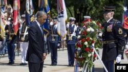 El presidente Obama coloca una corona de flores durante los actos de conmemoración del Día de los caídos