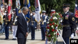 El presidente Obama coloca una corona de flores durante los actos de conmemoración del Día de los caídos