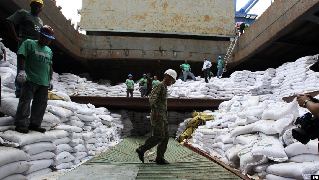 Un grupo de trabajadores desvela varios contenedores ocultos entre sacos de azúcar y que presumiblemente contienen material bélico, dentro del barco norcoreano Chong Chon Gang hoy, martes 16 de julio de 2013, en el muelle de Manzanillo en Colón (Panamá). 
