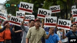 Manifestantes protestan contra el régimen de Nicolás Maduro en Caracas. 