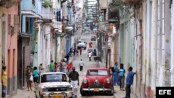 Varias personas transitan por una calle del barrio Centro Habana 