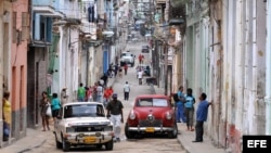  Varias personas transitan por una calle del barrio Centro Habana 