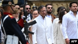El presidente saliente de Colombia, Gustavo Petro (centro), camina en los exteriores de la Casa de Nariño, la sede presidencial en Bogotá, el 7 de agosto de 2026. Raul ARBOLEDA / AFP