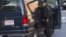 Un policía de Boston registra una furgoneta este martes en la calle Newbury cerca del lugar de las dos explosiones.