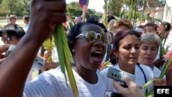 Fotografía de archivo de Berta Soler, miembro de las Damas de Blanco, cuando conversaba con la prensa a la salida de la iglesia de Santa Rita.