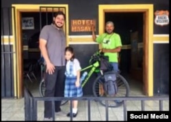 Cristian Fajardo (der.), con un ciclista solitario que se hospedó en su pequeño Hotel Masaya, ahora reducido a cenizas por los orteguistas