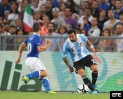 El jugador de la selección nacional de Italia Marco Verratti (i) disputa el balón con el jugador de Argentina Ezequiel Lavezzi (d) hoy, miércoles 14 de agosto de 2013, durante un partido amistoso en el Estadio Olímpico en Roma (Italia).