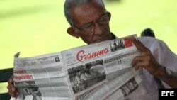  Un hombre lee el diario oficial Granma, en La Habana, Cuba.