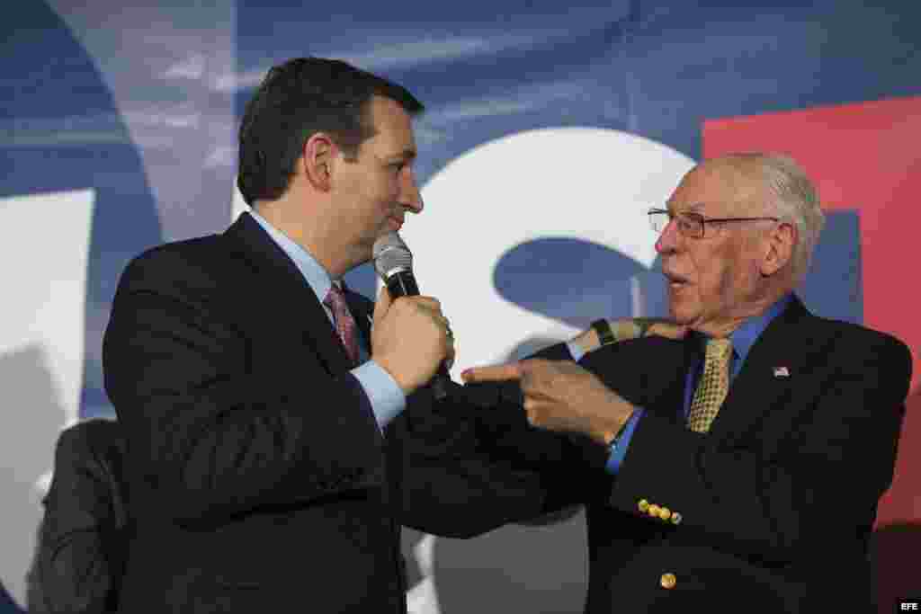 El candidato presidencial estadounidense por el partido Republicano Ted Cruz (izda) junto a su padre Rafael Cruz (dcha) .