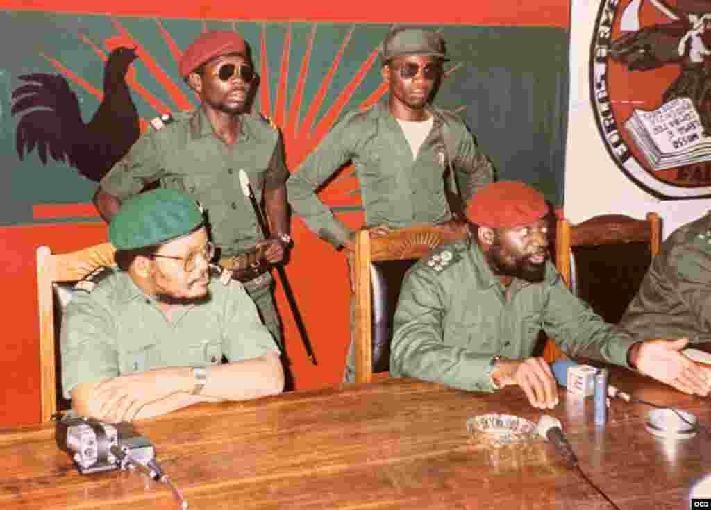 Foto del Presidente Savimbi y su ministro de relaciones interiores Jeremias Chitunda.