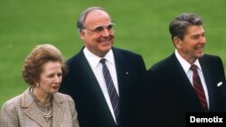 Fotografía de archivo fechada el 3 de mayo de 1985 que muestra al entonces canciller alemán Helmut Kohl (c) al presidente estadounidense Ronald Reagan (d) con la primera ministra británica Margaret Thatcher (i) durante su asistencia al Foro Económico Mund