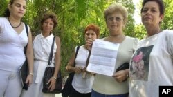 Un grupo de Damas de Blanco leen una carta al canciller argentino Rafael A. Bielsa. AP Photo/Christobal Herrera