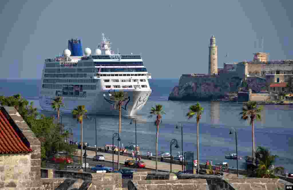 El Crucero Adonia pasa frente al Morro habanero.