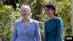 El primer encuentro en Rangún de estas dos influyentes mujeres fue, según Clinton, como el de dos viejas amigas.