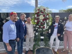 Ofrenda de eurodiputados y legisladores en el Memorial Cubano