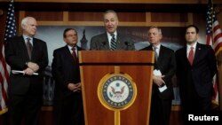 De izquierda a derecha, los senadores John McCain, Robert Menendez, Charles Schumer, Richard Durbin y Marco Rubio en el anuncio de la reforma migratoria.