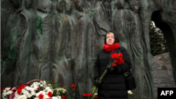 Mujer rinde homenaje en Moscú a las víctimas del estalinismo 