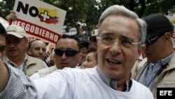 Álvaro Uribe asiste a una marcha para protestar contra algunas medidas y actos del actual Gobierno colombiano.
